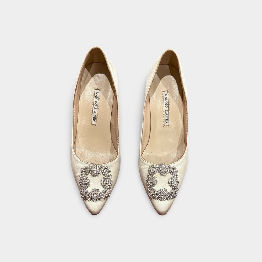 Manolo Blahnik HANGISI 70
Off-White Satin Jewel Buckle